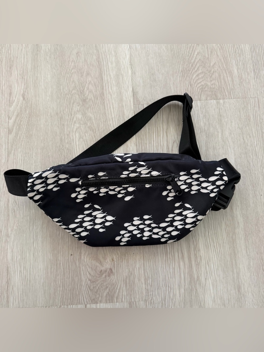 Fighting Eel Black & White Fish Crossbody Waist Bag Fanny Pack - Picture 3 of 3
